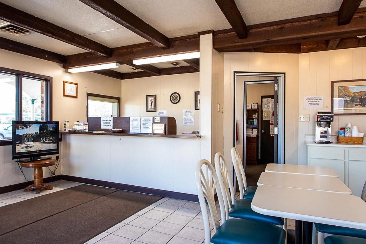 Country Squire Inn And Suites Coshocton Esterno foto