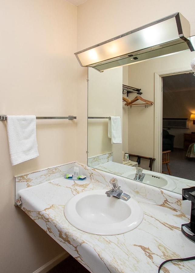 Country Squire Inn And Suites Coshocton Esterno foto